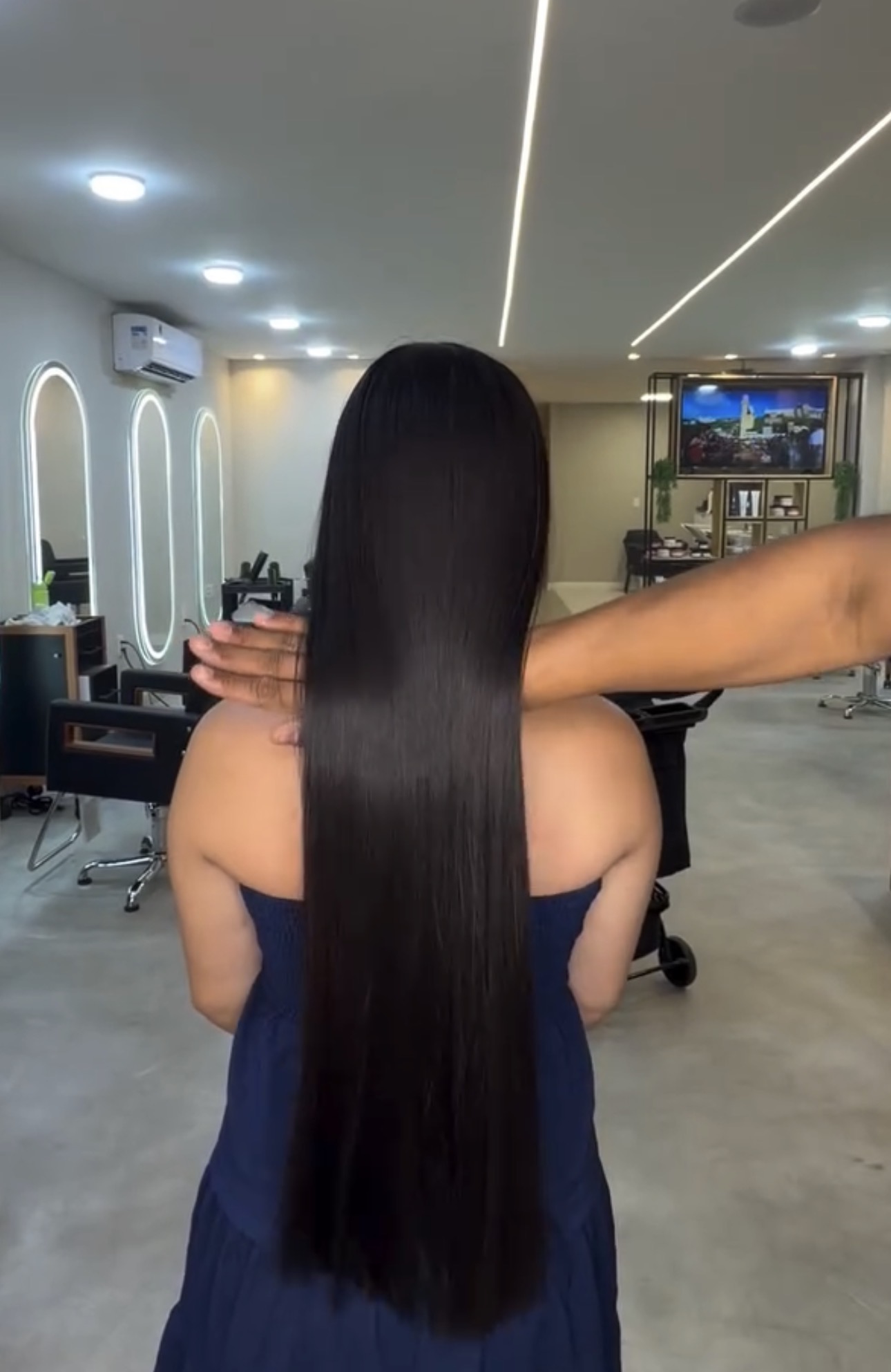 Cabelo liso preto longo no interior do salão Melhor Liso Brasil — costas