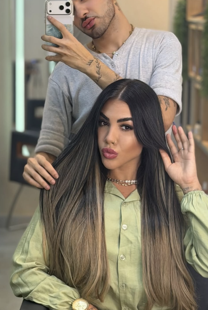 Cliente com cabelo liso degradê longo — selfie com cabeleireiro no espelho