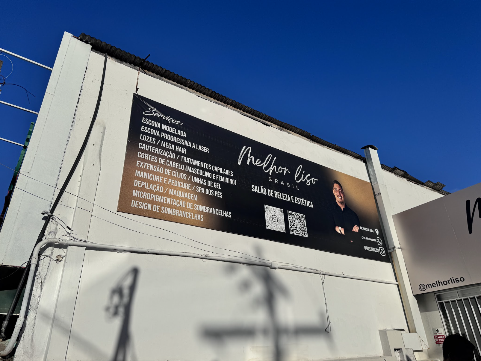 Banner externo com lista de serviços do salão
