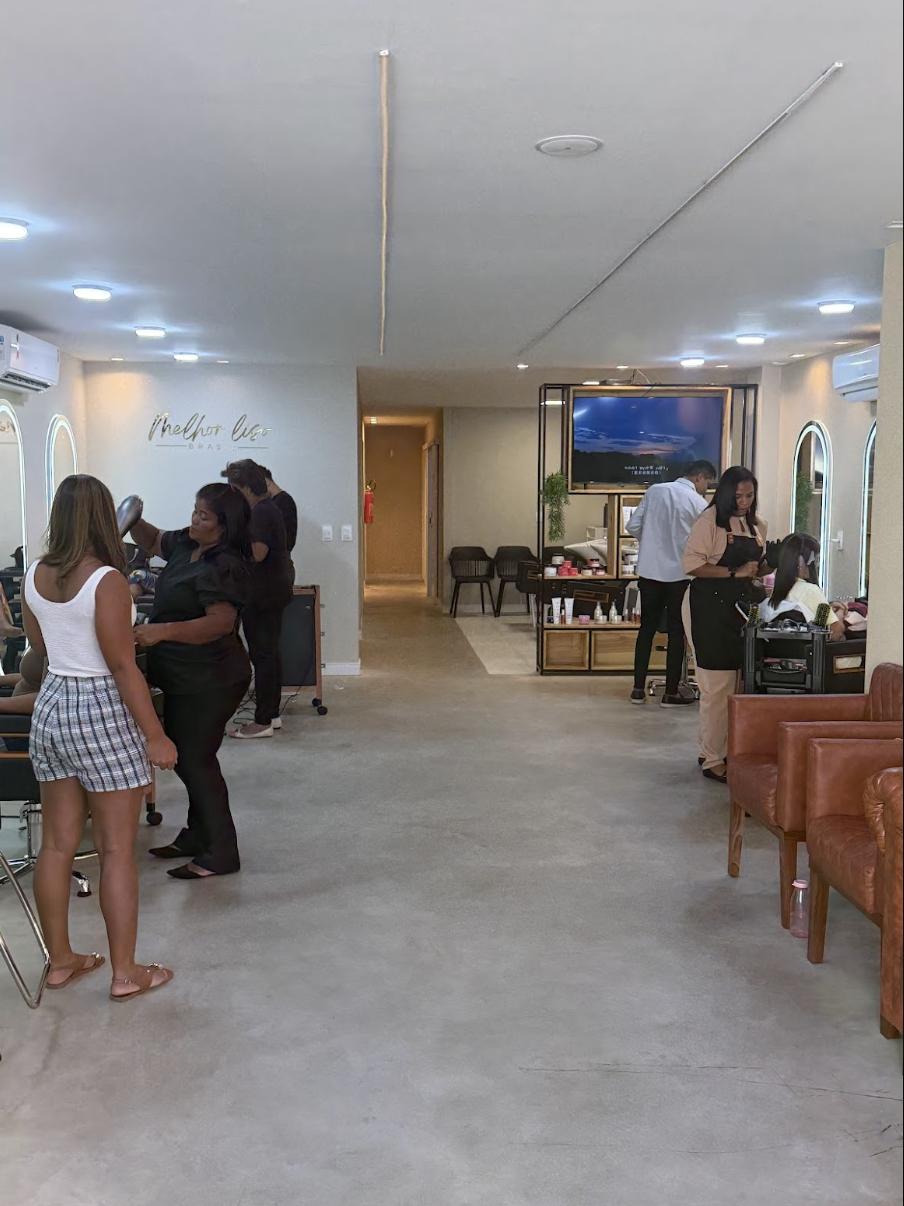 Vista interna do salão com clientes sendo atendidas