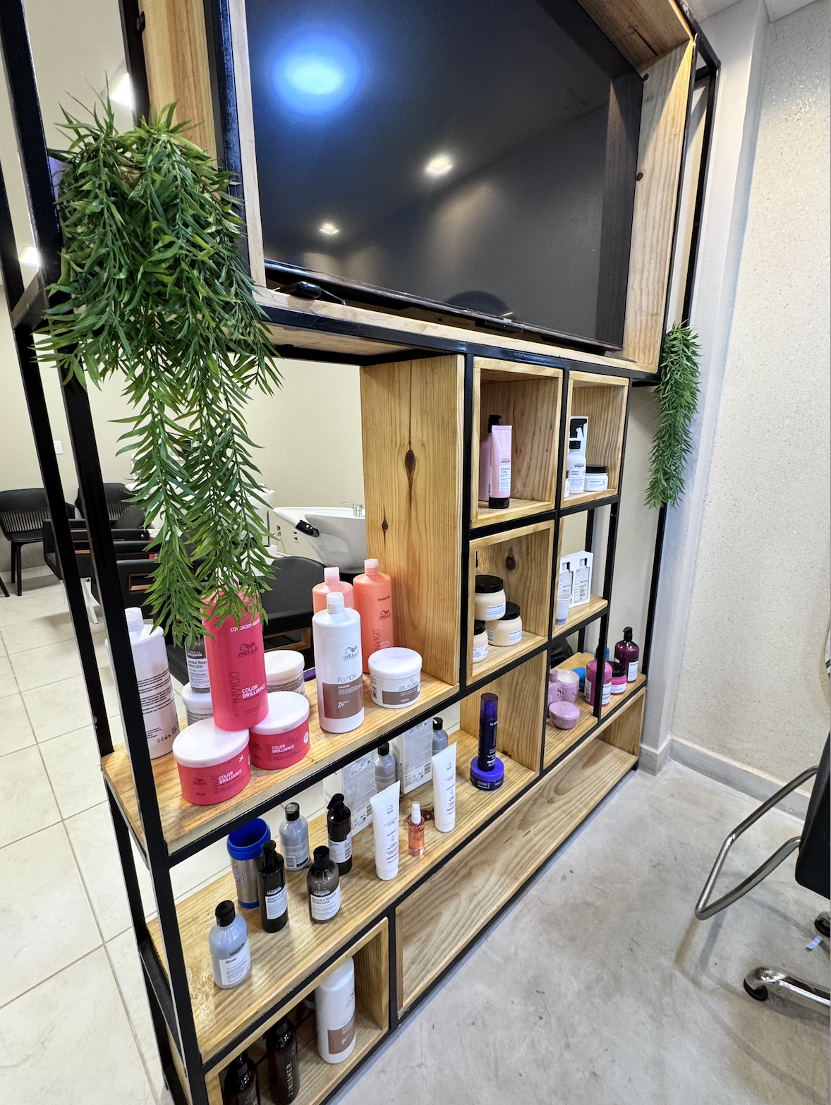 Estante de madeira com produtos capilares e TV