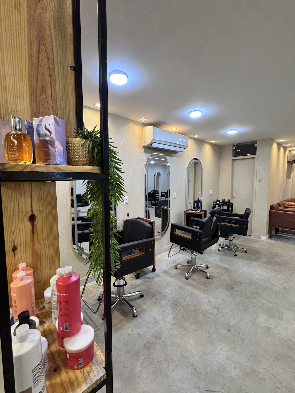 Prateleira com produtos capilares premium